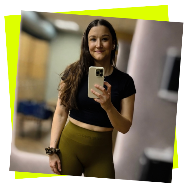 Monika foran spejlet