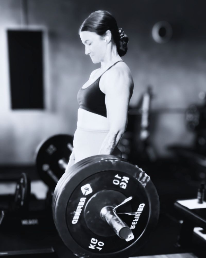 Monika ved at løfte 130 kg dødløft